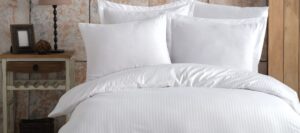 Luksuzna hotelska posteljina od najkvalitetnijih materijala, naša premium posteljina pruža savršenu udobnost i mekoću. Satenizarani i mercerizirani saten damast 300 TC 140 gr.